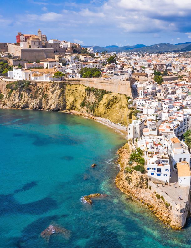 Costa de Ibiza con Dalt Vila de fondo